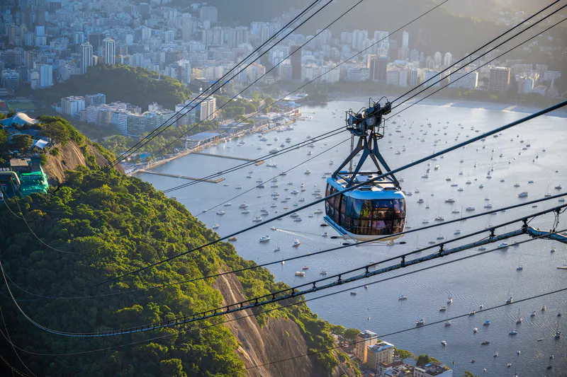 La cabina sopra l'insenatura di Botafogo piena di barche a vela