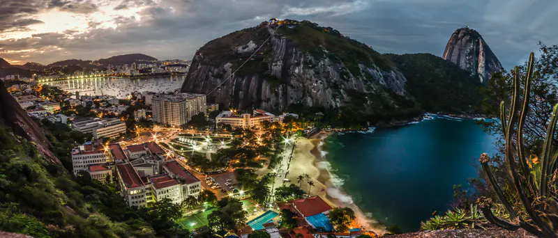 黄昏时从 Morro da Babilônia 山上望去：Praia Vermelha、乌尔卡山和面包山，左侧是博塔弗戈湾